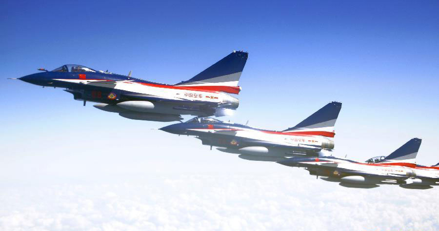 Des avions de combat J-10 de l'équipe de voltige Bayi de l'armée de l'air de l'Armée Populaire de Libération (APL) chinoise volent vers Moscou, en Russie, pour leur premier meeting aérien à l'étranger le 21 Août 2013. [Photo / Xinhua]