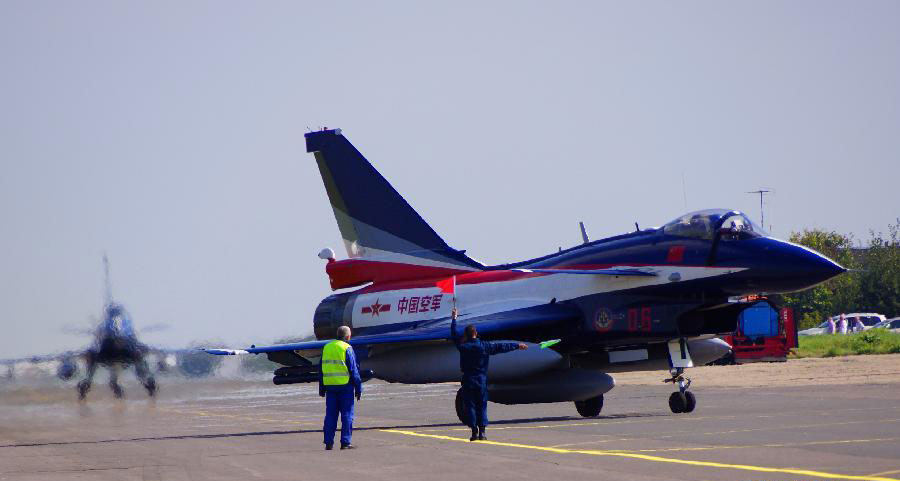 Des avions de combat J-10 de l'équipe de voltige aérienne Bayi de l'armée de l'air de l'Armée Populaire de Libération (APL) chinoise arrivent sur un aéroport de la banlieue de Moscou, en Russie, pour leur premier meeting aérien à l'étranger, le 21 août 2013.