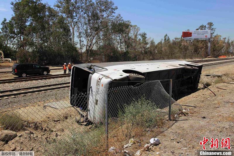 Etats-Unis: un bus de tourisme se renverse à Los Angeles, 50 blessés 