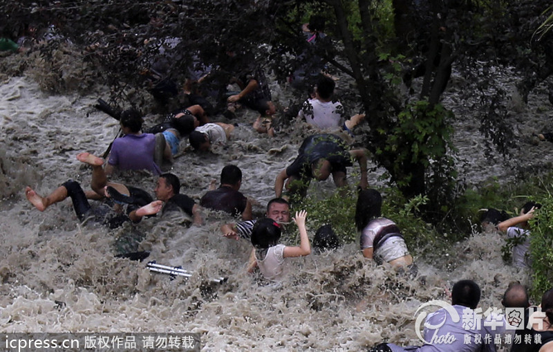 Photos - Des visiteurs blessés suite à un mascaret au Zhejiang  (2)
