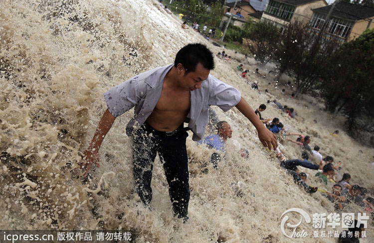 Photos - Des visiteurs blessés suite à un mascaret au Zhejiang 