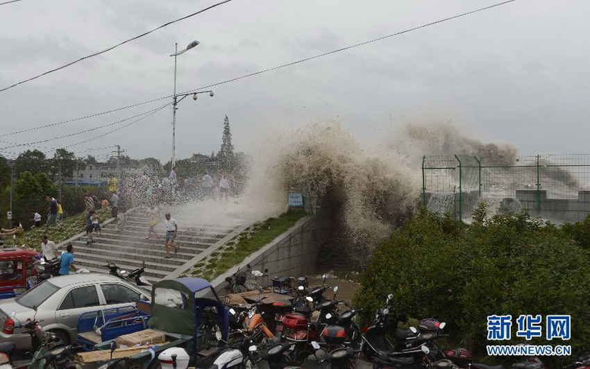 Les vagues du typhon Trami s'écrasent sur des touristes dans l'est de la Chine