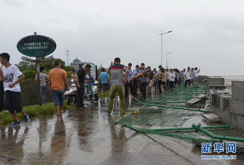 Les vagues du typhon Trami s'écrasent sur des touristes dans l'est de la Chine (4)