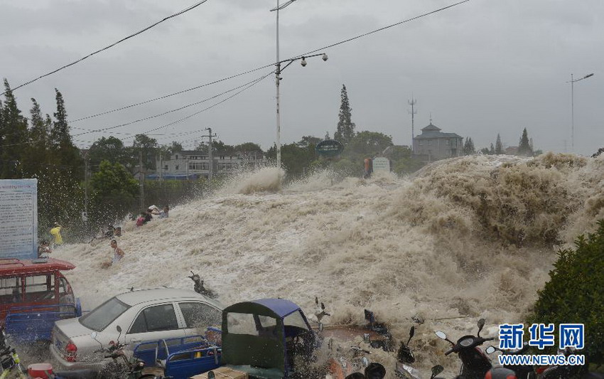 Les vagues du typhon Trami s'écrasent sur des touristes dans l'est de la Chine (2)