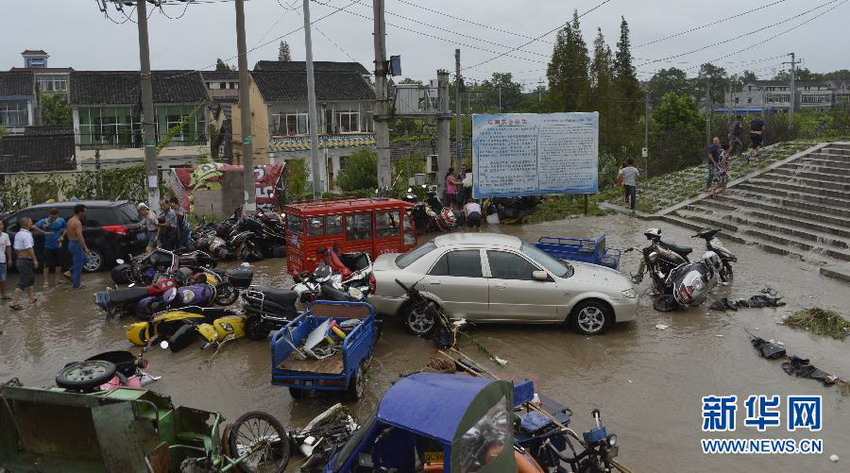 Les vagues du typhon Trami s'écrasent sur des touristes dans l'est de la Chine (3)