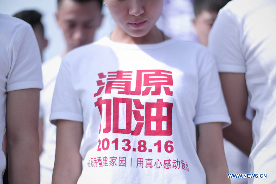 Hommage aux victimes des crues à Fushun 