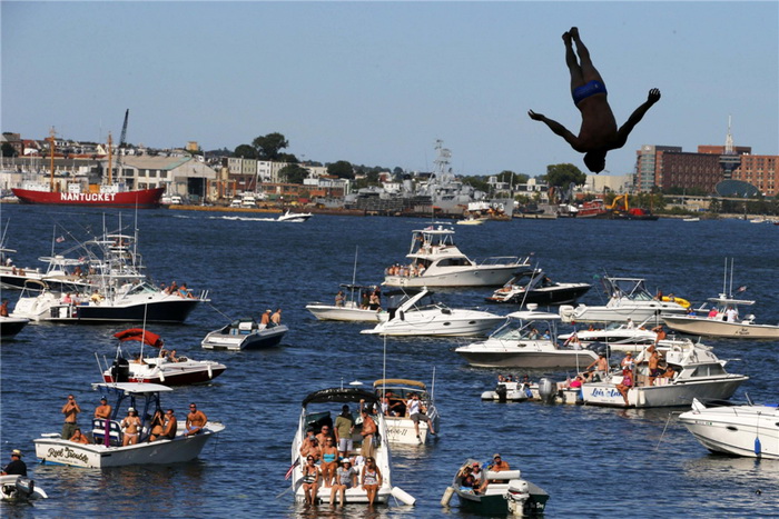 Le Tchèque Michal Navratil plonge depuis le toit de l'Institut d'Art Contemporain lors de la compétition Bull Cliff Diving Red World Series 2013 à Boston, dans le Massachusetts, le 25 août 2013. Les plongeurs ont sauté d'une hauteur de près de 30 mètres depuis le toit du musée d'art contemporain, dans le port de Boston.