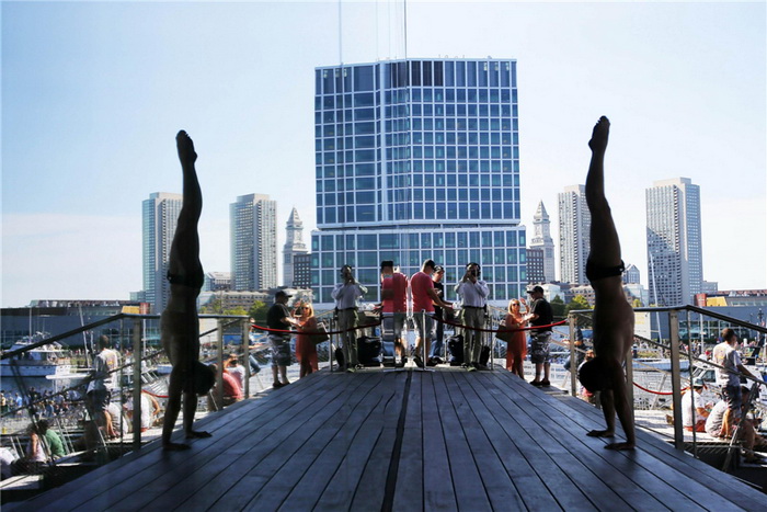 Le Russe Artem Silchenko se reflète dans une fenêtre alors qu'il se prépare avant son dernier plongeon depuis le toit de l'Institut d'Art Contemporain lors de la compétition Bull Cliff Diving Red World Series 2013 à Boston, dans le Massachusetts, le 25 août 2013. Les plongeurs ont sauté d'une hauteur de près de 30 mètres depuis le toit du musée d'art contemporain, dans le port de Boston.