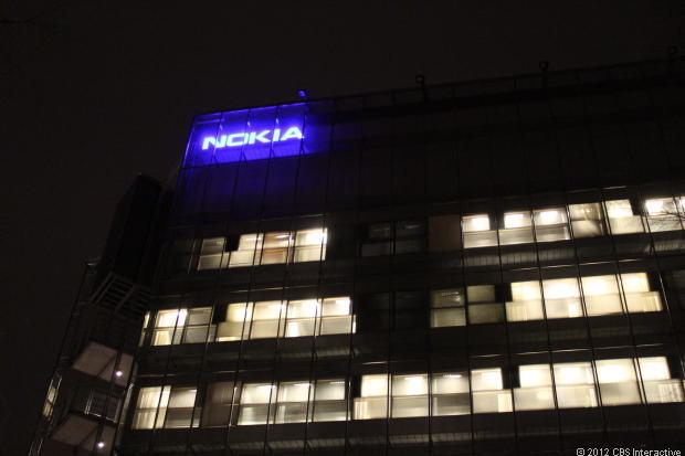 Le logo bleu de Nokia illumine dans la nuit le ciel finlandais. Emblème, qui a toujours représenté la Finlande dans le passé, ou se dressait autrefois le roi de l'industrie mondiale de la téléphonie mobile, aujourd'hui sur le déclin. Nokia doit lutter désormais contre de sérieux concurrents comme Apple et Samsung.