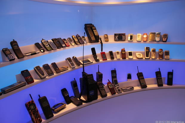 De célèbres téléphones portables sont exposées ici, comprenant les prototypes de téléphones mobiles et la gamme N. 