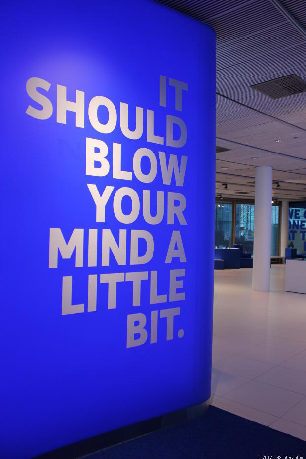 A l'entrée de la sale d'exposition est affiché "It should below your mind a little bit". Le Peuple finlandais est généralement retenu, mais ce slogan révèle quelque chose de différent. 