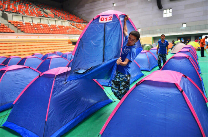 Des étudiants ont mis en place plusieurs tentes dans le gymnase de l'Université de la municipalité de Tianjin, au nord de la Chine, le 27 août 2013. [Photo/Xinhua]