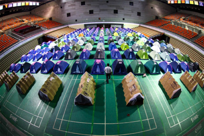 Plus de 200 tentes ont été mises en place dans le gymnase de l'Université de Tianjin pour les parents qui accompagnent leurs enfants pour l'inscription en première année. Parmi toutes ces tentes, dix ont été conçu et fabriqué en papier par des étudiants de l'école de génie mécanique, ce qui n'a pas manqué d'attirer tous les regards.