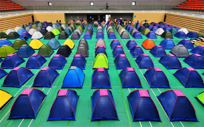 Photo prise le 27 août 2013, des tentes sont dressées dans le gymnase de l'Université de Tianjin dans la municipalité de Tianjin, au nord de la Chine.