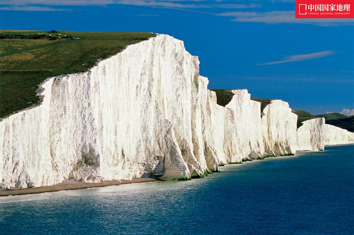 Les falaises blanches de Douvres, elles forment une partie de la côte de la Grande-Bretagne en face du Pas-de-Calais.