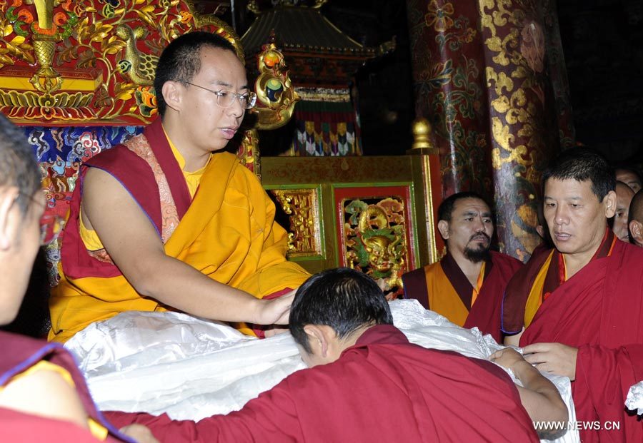 Le panchen-lama visite le temple de Jokhang  (2)