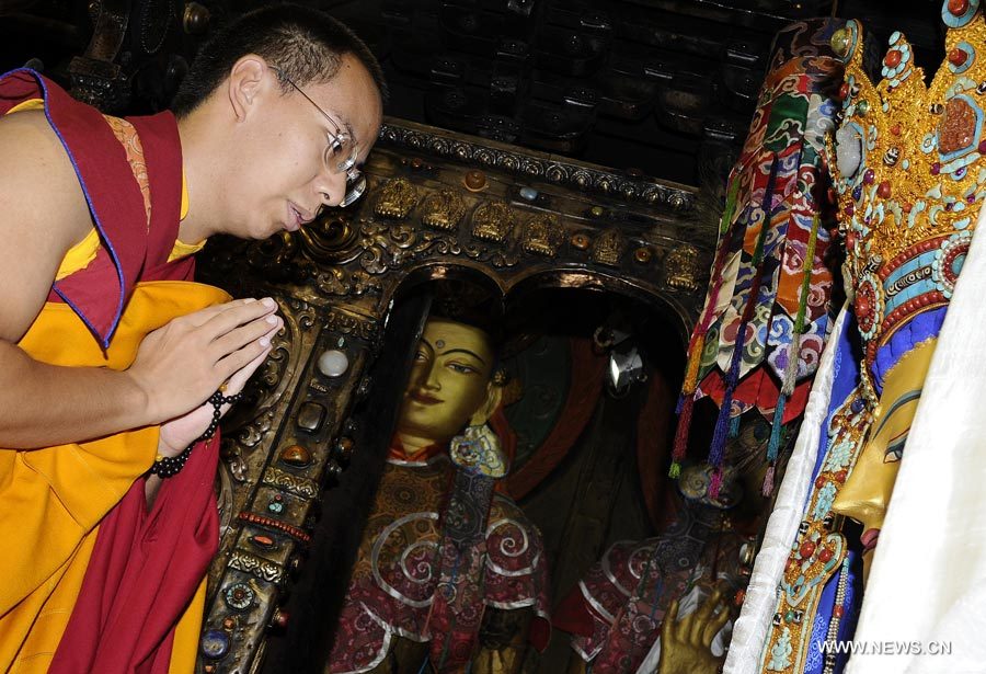 Le panchen-lama visite le temple de Jokhang 