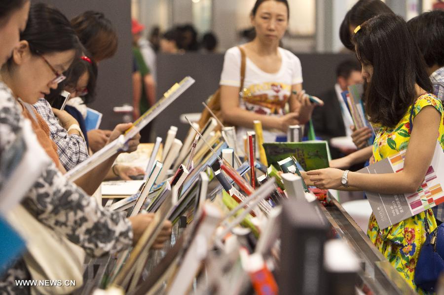 Mercredi 28 août, lors de la 20e Foire internationale du livre de Beijing, des visiteurs lisent les publications exposées. (Photo : Xinhua / Zhaobing)