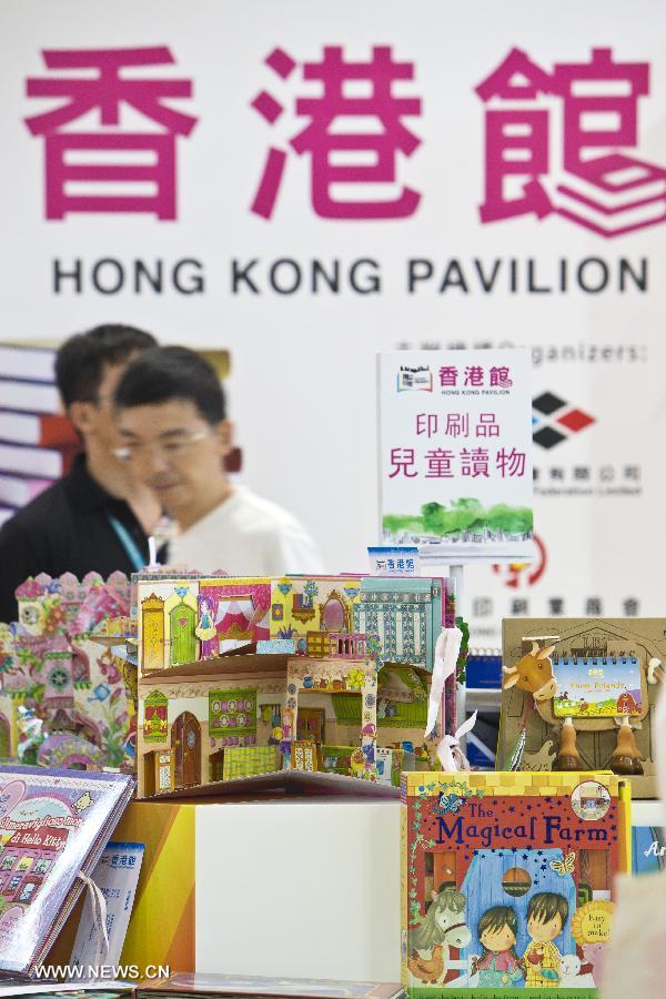 Mercredi 28 août, lors de la 20e Foire internationale du livre de Beijing, des lecteurs dans le pavillon de Hong Kong. (Photo : Xinhua / Zhaobing)