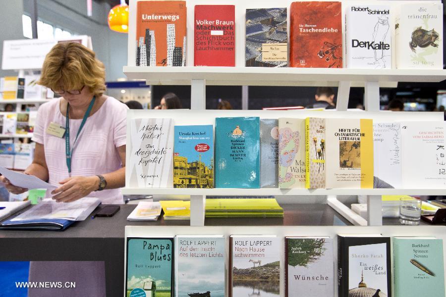 Mercredi 28 août, lors de la 20e Foire internationale du livre de Beijing, une visiteuse lit un livre exposé. (Photo : Xinhua / Zhaobing)