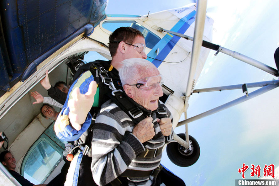 Un parachutiste français de 95 ans bat le record mondial (3)