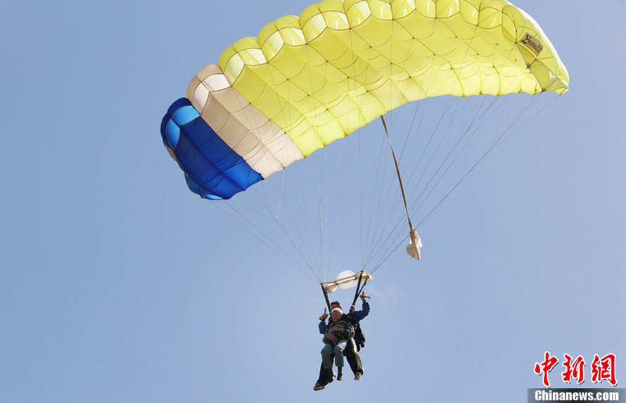 Un parachutiste français de 95 ans bat le record mondial (2)