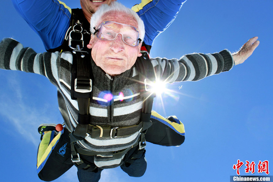 Un parachutiste français de 95 ans bat le record mondial