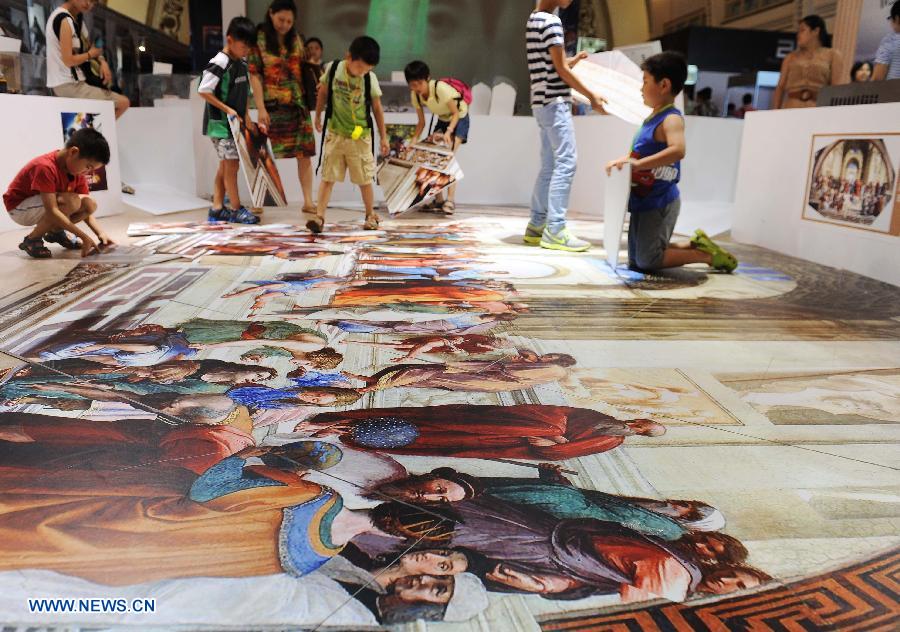 Des enfants s'amusent à assembler une peinture célèbre, au cours de l'édition 2013 de l'Exposition internationale «Science et Art» de Shanghai, en Chine orientale, le 28 août 2013.