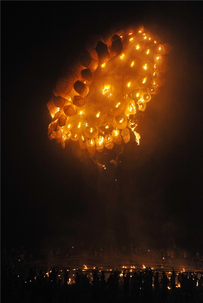 Un lanterne géante prend son envol dans le comté de Wanquan, de la ville de Qionghai, la province chinoise du Hainan, dans le sud du pays, le 27 août 2013.