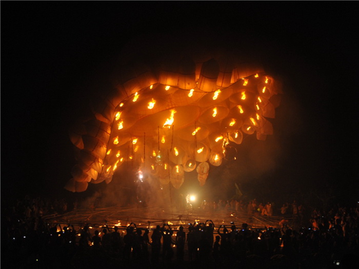 Les villageois font voler une énorme lanterne dans le comté de Wanquan, de la ville de Qionghai, la province du Hainan au sud de la Chine, le 27 août 2013.