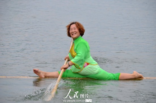Le 23 aôut 2013, une acrobate pratique le rafting sur une tige de bambou sur le fleuve Meijiang dans le district de Meitan dans la province chinoise du Guizhou. 