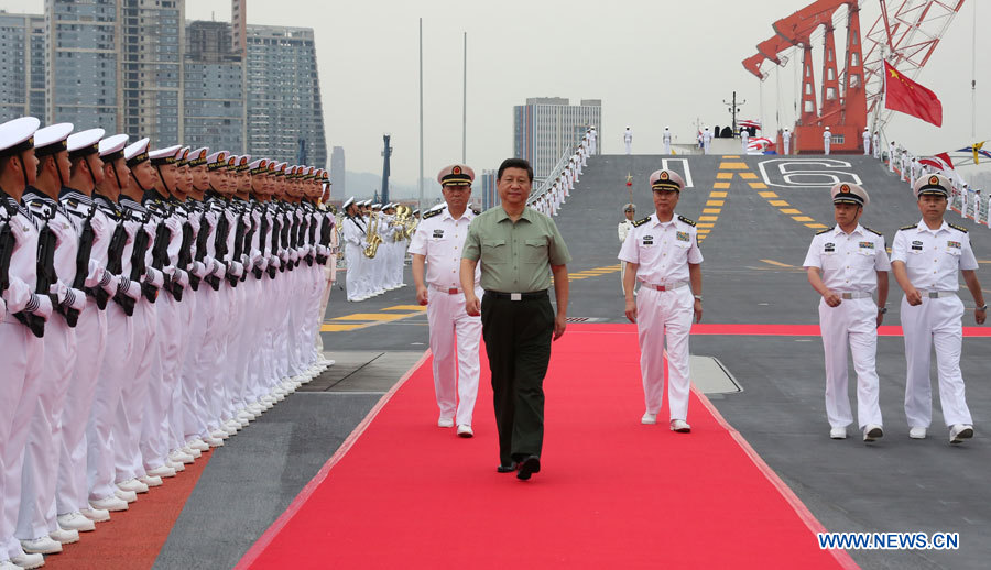 Xi Jinping visite le premier porte-avions chinois et assiste à un entraînement 