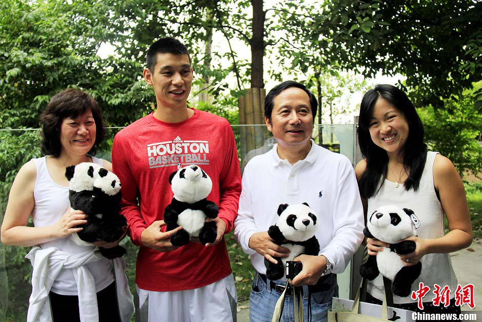 Jeremy Lin rend visite aux pandas de Chengdu  (7)