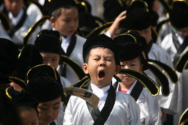 Les élèves en enfiler des uniformes traditionnels chinois pour assister à la cérémonie d'écriture lançant le premier jour du semestre à l'école élémentaire du Temple de Confucius à Nanjing,la province chinoise du Jiangsu, à l'est du pays, le 1 septembre 2013.