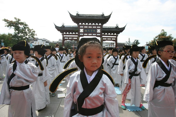 Les enfants ont porté des costumes traditionnels chinois pour assister à la cérémonie d'écriture lançant le premier jour du semestre à l'école élémentaire du Temple de Confucius à Nanjing,la  province chinoise du Jiangsu, à l'est du pays, le 1 septembre 2013.