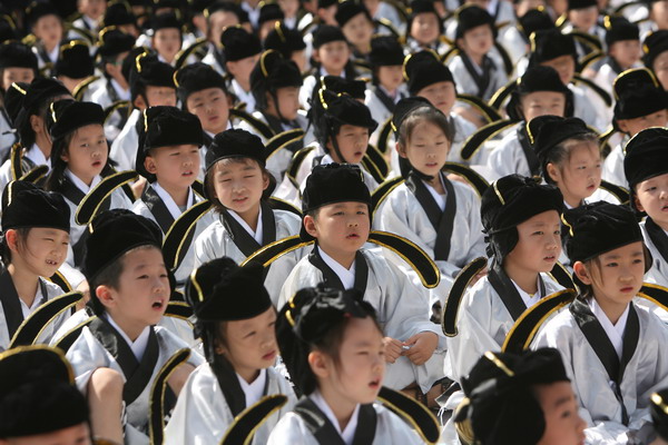 La première cérémonie d'écriture, également appelée 启蒙"Qǐ Méng"(Initier) était un événement très important pour tous les élèves avant qu'ils ne soient admis à l'école dans la Chine ancienne. Les Enseignants marquaient généralement un point rouge sur leur front pour ouvrir"l'oeil de la sagesse".