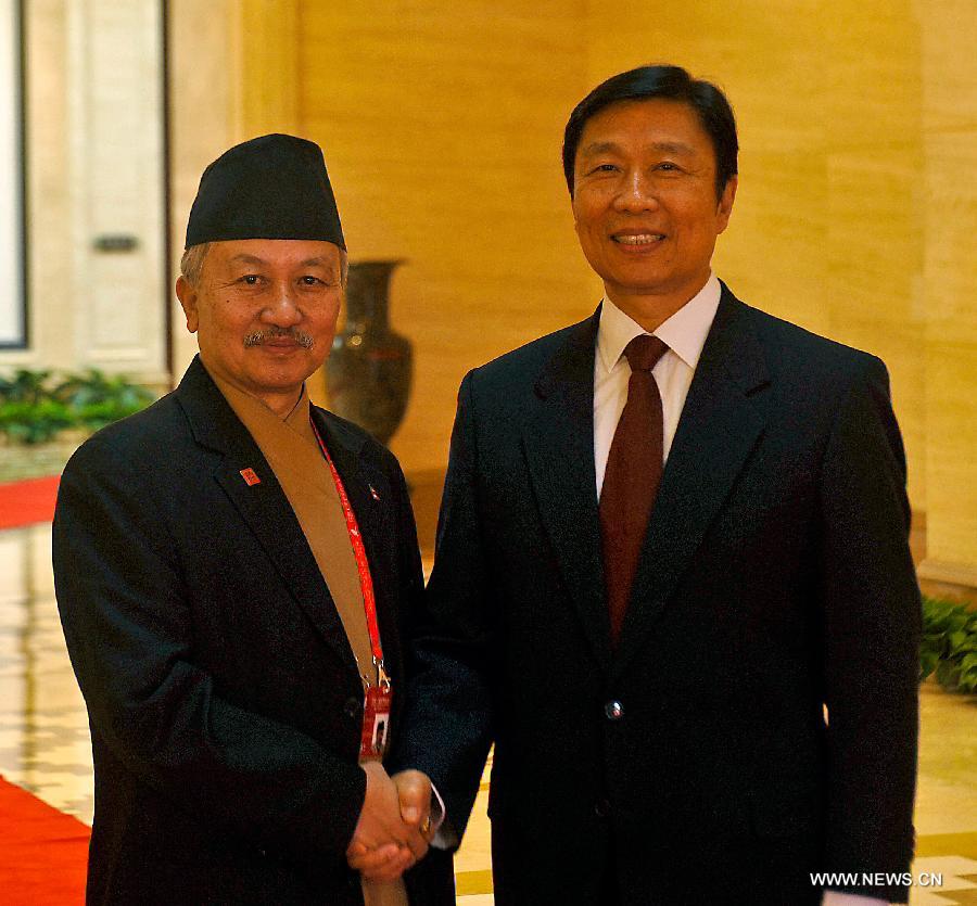 Le vice-président chinois Li Yuanchao rencontre l'ancien président de l'Assemblée constituante népalaise, Subash Nemwang.