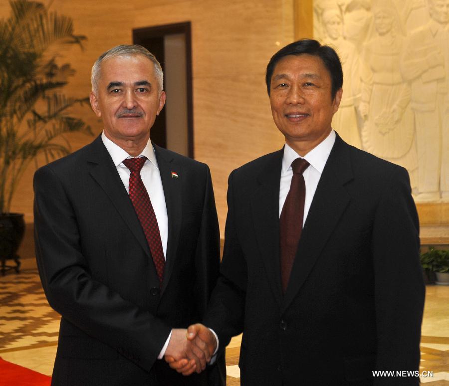 Le vice-président chinois Li Yuanchao rencontre le premier vice-Premier ministre tadjik, Matlubkhon Davlatov.