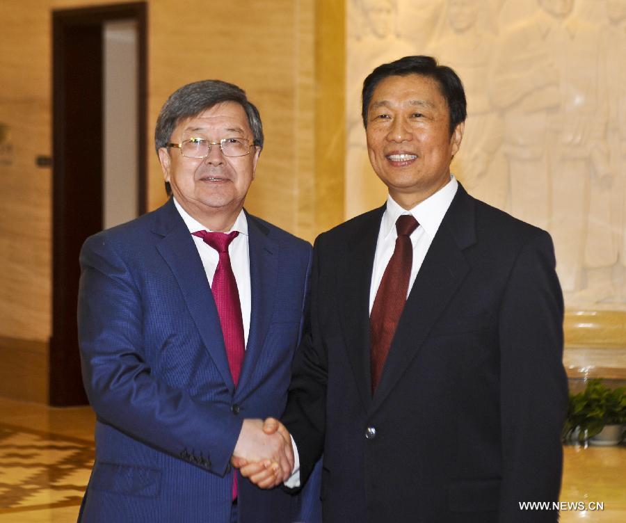 Le vice-président chinois Li Yuanchao rencontre le Premier ministre kirghiz, Zhantoro Satybaldiev.