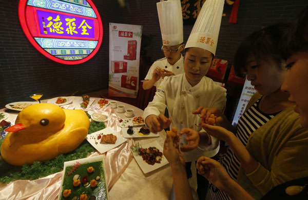 Une pâtisserie en forme de canard mise en vente chez Quanjude, un restaurant chinois de Beijing réputé pour son canard laqué, le 1er septembre 2013. [Photo / Asianewsphoto]