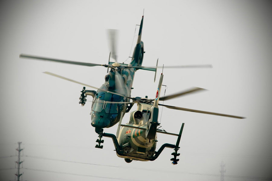 Deux hélicoptères s'entrainent pour un spectacle d'acrobaties pour la 2e Exposition d'Hélicoptères de Chine à Tianjin, le 3 septembre 2013.