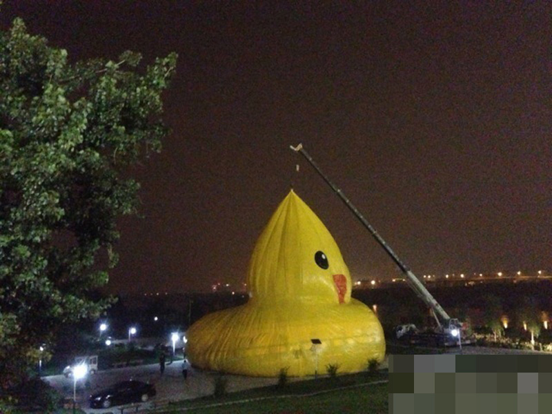 Beijing : arrivée du canard en plastique géant ! (5)