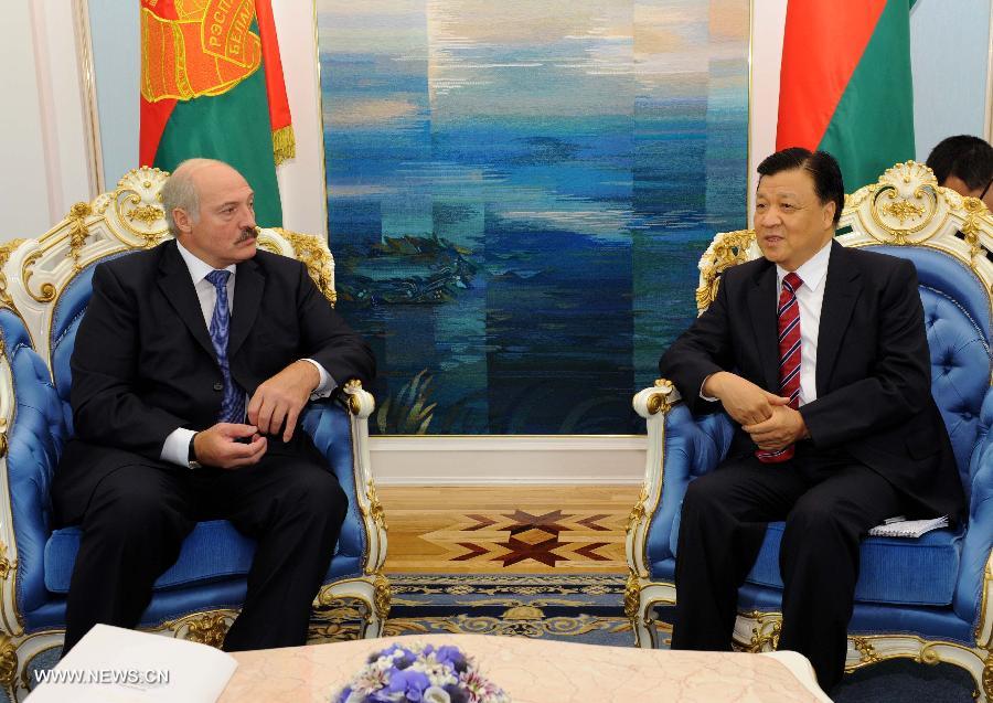 Un haut responsable du PCC rencontre le président biélorusse et promet de renforcer la coopération