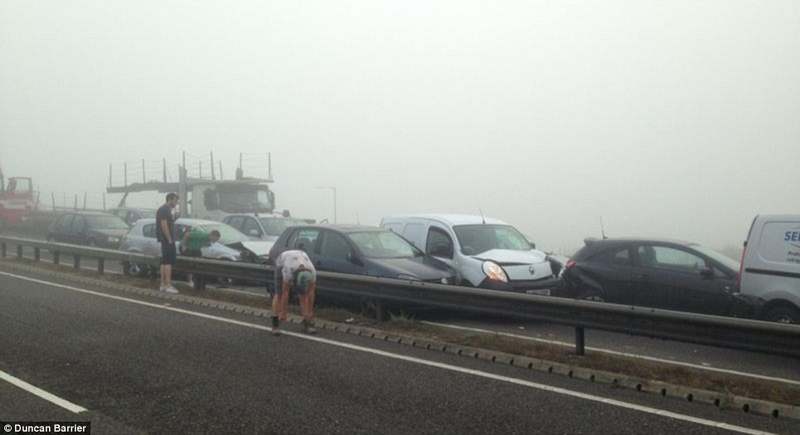 100 voitures prises dans un carambolage géant dû au brouillard en Grande-Bretagne (16)