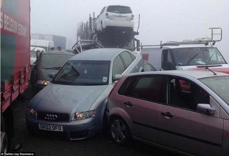 100 voitures prises dans un carambolage géant dû au brouillard en Grande-Bretagne (13)