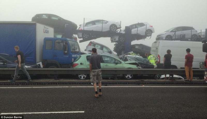 100 voitures prises dans un carambolage géant dû au brouillard en Grande-Bretagne (11)