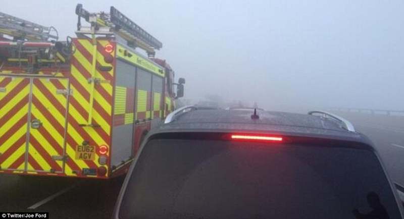100 voitures prises dans un carambolage géant dû au brouillard en Grande-Bretagne (10)
