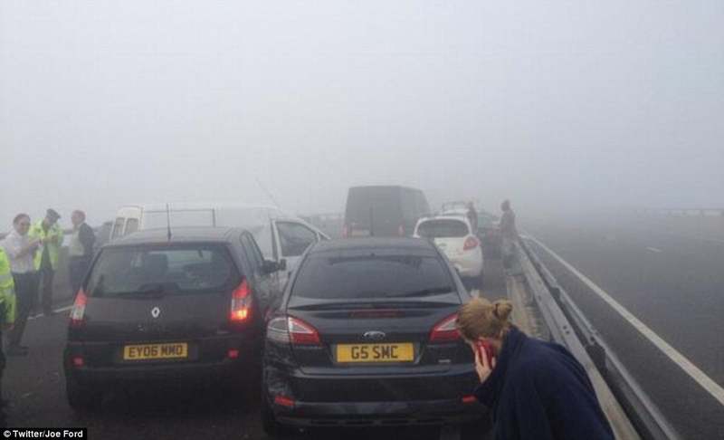 100 voitures prises dans un carambolage géant dû au brouillard en Grande-Bretagne (6)