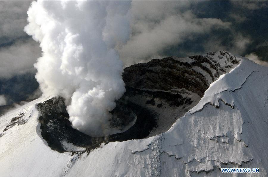 Photos: Des vapeurs et des cendres s'élève du cratère du volcan Popocatepetl au Mexique