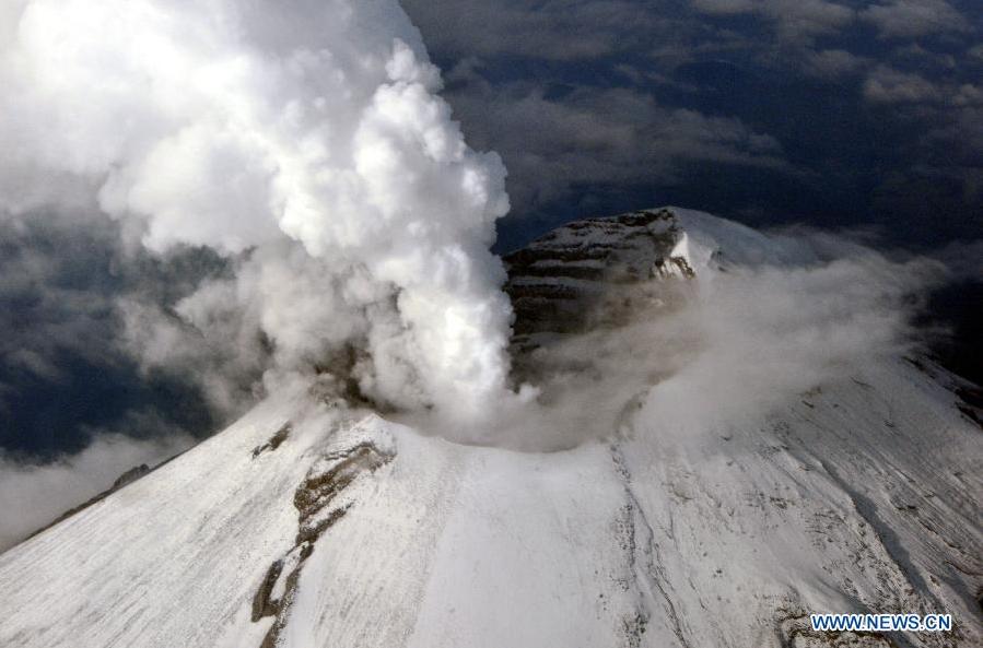 Photos: Des vapeurs et des cendres s'élève du cratère du volcan Popocatepetl au Mexique (3)